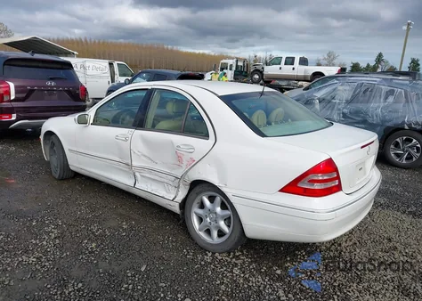 2002 Mercedes-Benz C 240 z USA, uszkodzony, nr VIN WDBRF61J82F243294